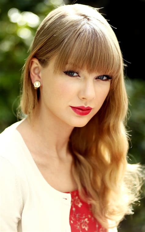 Taylor swift - Taylor Alison Swift[ 5], född 13 december 1989 i Reading i Pennsylvania, är en amerikansk popsångare och låtskrivare . Swifts musikkarriär började i de tidiga tonåren och hon fick tidigt kontakt med musikindustrin. Vid 14 års ålder (2004) flyttade Swift till Nashville på grund av sitt intresse för countrymusik. 